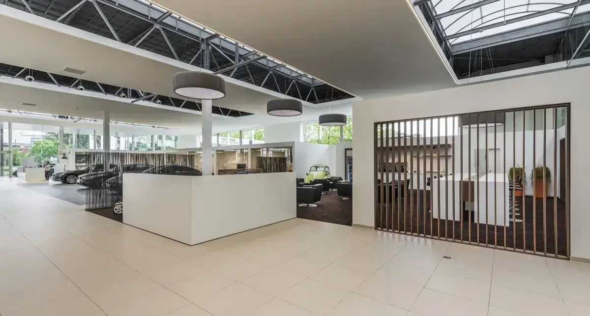 Interieurafwerking op maat voor automotive showrooms