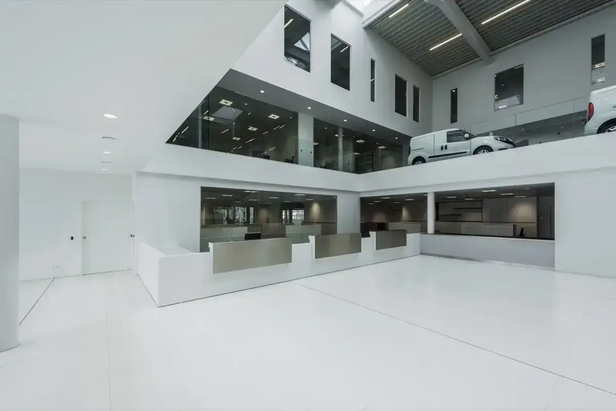 Maatwerk interieur voor een automotive showroom