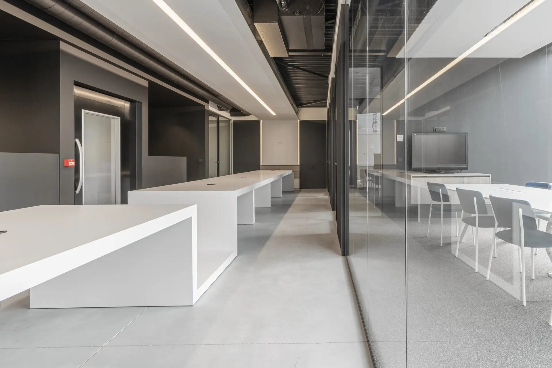Totale projectinrichting van de nieuwe kantoren van Proton Products Europe gelegen in Merchtem. Het interieur is van ons eigen ontwerp, net als de gyprocwerken, wanden, plafonds en het maatmeubilair.
